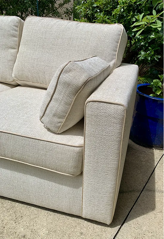 Couverture complète de canapé, finition passepoil